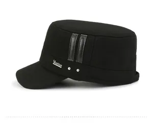 Dettaglio berretto militare nero con finiture in pelle e placchetta metallica Vashion