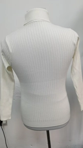 Dettaglio di maglione bianco a collo alto con trama a coste verticali su manichino