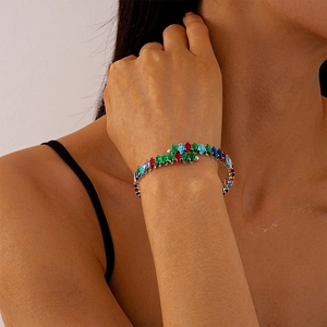 Gros plan de pierres en zircone multicolores taille marquise sur un collier pour femme