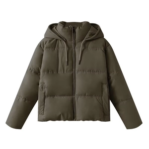 Detail der olivgrünen gesteppten Kapuzenjacke mit Kordelzügen mit Metallenden
