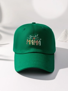 Dettaglio del cappello in cotone verde foresta con logo girl MAMA in stampa leopardata