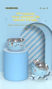 Détail d'un bol isotherme pour enfants avec motifs de dessins animés et résistance aux chocs