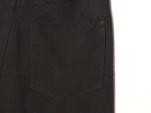 Detail der Gesäßtaschennaht an dieser schwarzen Hose aus dichtem Twill-Gewebe für Damen