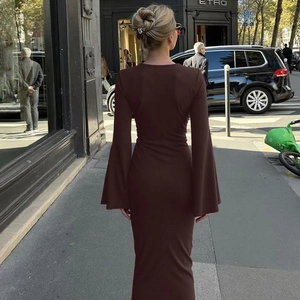 Gros plan d'une robe moulante marron foncé avec d'élégantes manches évasées en style rue