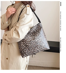 Chic leopard print tote bag styled with a beige trench coat for a stylish daily commute