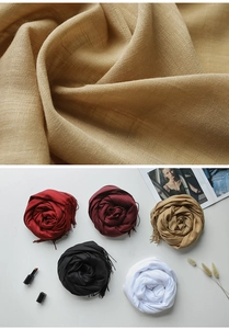 Dettaglio della trama della sciarpa in cotone e lino con nappe e display colorato a rotolo