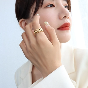 Polished 18k gold plated chain link ring worn by a model in a minimalist style