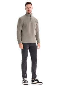Vue détaillée du sweat en polaire grise pour homme avec col montant et demi-zip