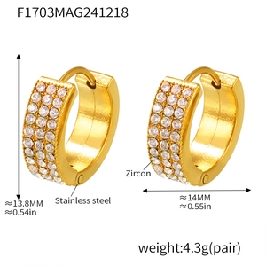 Dimensioni dettagliate degli orecchini in acciaio dorato con zirconi brillanti