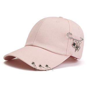 Casquette de baseball rose en coton avec anneaux argentés et breloques en métal
