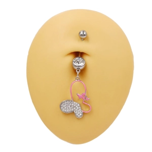 Piercing de nombril en argent avec pendentif papillon rose et cristal sur un modèle