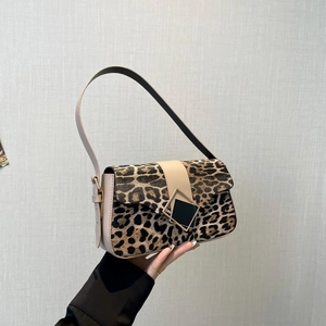 Chic 2024 leopard print shoulder bag with beige leather strap and golden geometric clasp