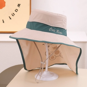 Detail eines Kinder-Sonnenhuts mit atmungsaktivem Netz, Nackenschutz und Bären-Stickerei
