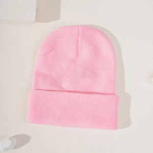 Detailaufnahme der rosa Strickmütze mit weicher Textur und elastischem Umschlagsaum