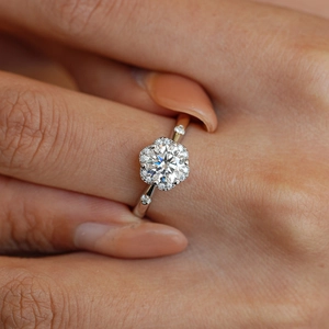 Classic S925 sterling silver ring with 1ct D color moissanite halo setting on hand