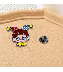 Detailansicht einer süßen Cartoon-Clown-Emaille-Nadel mit Metall-Schmetterlingsverschluss