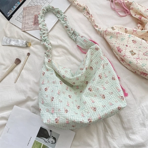 Détail du sac cabas à carreaux vert clair avec imprimé dessin et bandoulière à volants