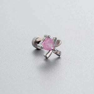 Clou d'oreille en acier titane avec zircon cœur rose et design fleur papillon