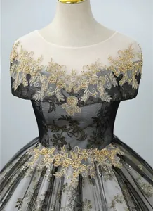Detailansicht der aufwendigen goldfarbenen Blumenstickerei auf einem Abendkleid