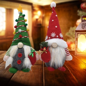 Détail des gnomes de Noël faits main avec bonnets tricotés et barbes en fausse fourrure