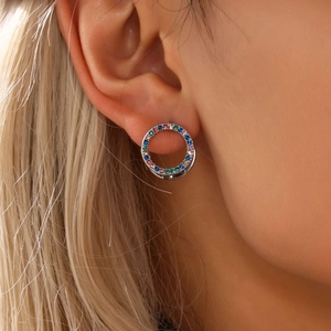 Pendientes de aro en acero chapado en oro PVD con circonitas de colores puestos en mujer