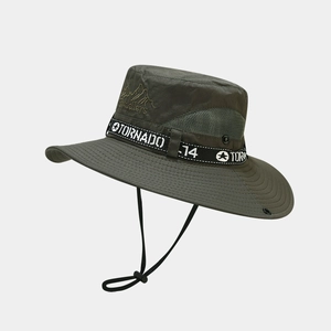 Détail du chapeau de pêche vert olive avec maille respirante et broderie montagne