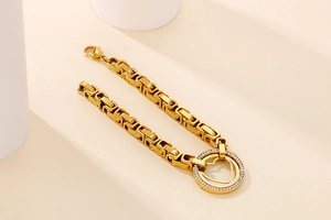 Détail de la chaîne byzantine en acier plaqué or 18k avec pendentif cœur en cristal
