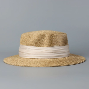 Détail du tressage en paille et ruban élégant sur un chapeau canotier à bord plat
