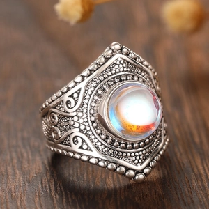 Bague vintage argentée avec pierre de lune centrale et motifs de feuilles gravés