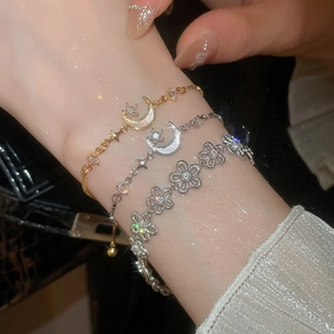Nahaufnahme von 18k Gold und Silber Mondanhängern mit Zirkon und Muschel-Inlay