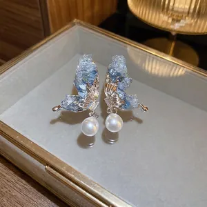 Boucles d'oreilles papillon en argent avec cristaux bleus et perles blanches lisses