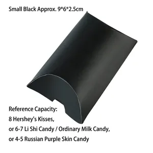 Kleine schwarze Kraftpapier-Kissenbox mit matter Oberfläche und Faltstruktur