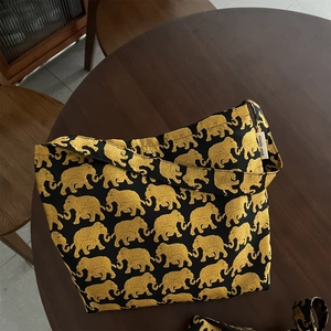 Détail macro du tissu jacquard à motif éléphant avec étiquette simple wish
