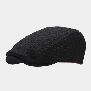 Détail du motif gaufré et du tissu noir de ce béret de style britannique pour hommes et femmes