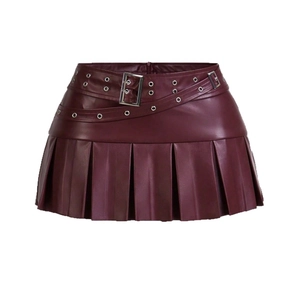 Mini-jupe plissée en similicuir bordeaux avec ceinture à œillets sur fond blanc