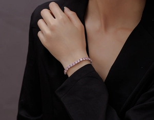 Dettaglio di un bracciale tennis da 5mm con pietre rosa indossato da una modella