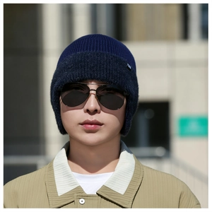 Détail du bonnet en tricot avec protège-oreilles et doublure polaire pour le froid