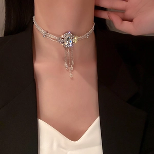 Ras de cou baroque argenté avec pendentif cristal ovale et franges perlées
