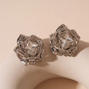 Boucles d'oreilles roses argentées avec cristal carré sur support en céramique chic