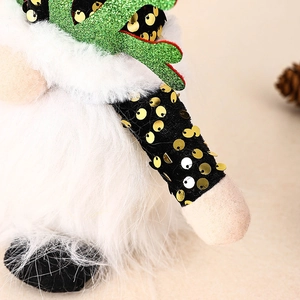 Détails macro d'un gnome de Noël avec paillettes et textures en fourrure synthétique