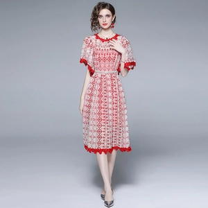 Elegantes rotes Spitzenkleid mit Stickerei, langen Ärmeln und Gürtel für eine schlanke Silhouette