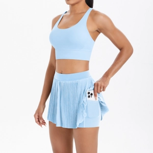 Détail de la jupe de yoga plissée bleu clair avec poche latérale pour téléphone