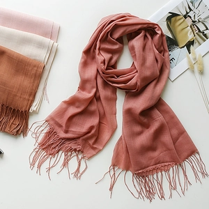 Sciarpa in cotone e lino a trama di bambù con frange in rosa corallo e colori assortiti