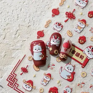 Gedetailleerde macro van 3D-reliëf nagelstickers met feestelijke rode en gouden motieven