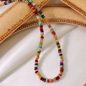 Gros plan détaillé du collier de perles plaqué or 18 carats avec pierres naturelles