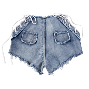 Dettaglio degli shorts di jeans a vita alta con lacci laterali e orlo grezzo sfilacciato