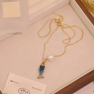 Collier doré vintage avec pendentif poisson koi émaillé bleu et détail perle