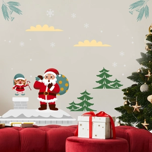 Détail de stickers de Noël avec Père Noël, elfes et sapins pour décoration de fenêtres