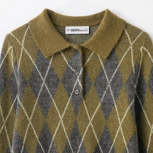 Klassischer Argyle-Strickpullover mit Polokragen in Senfgelb und dunkelgrauen Karos