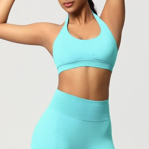 Détail de la brassière de sport licou turquoise et du legging de yoga côtelé ajusté